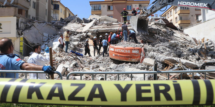 Yıkım sırasında ağır hasarlı bina çöktü; 1 ölü