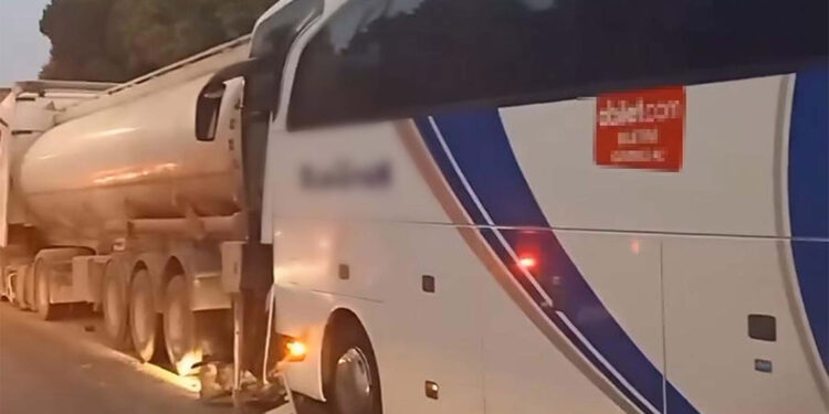 Yolcu otobüsü tankere çarptı; 21 yaralı