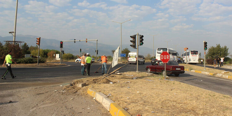 Yolcu otobüsü ile işçi servis midibüsü çarpıştı; 11 yaralı