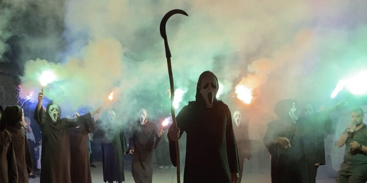 Gulyabani maskeleri takıp, damadı karşıladılar