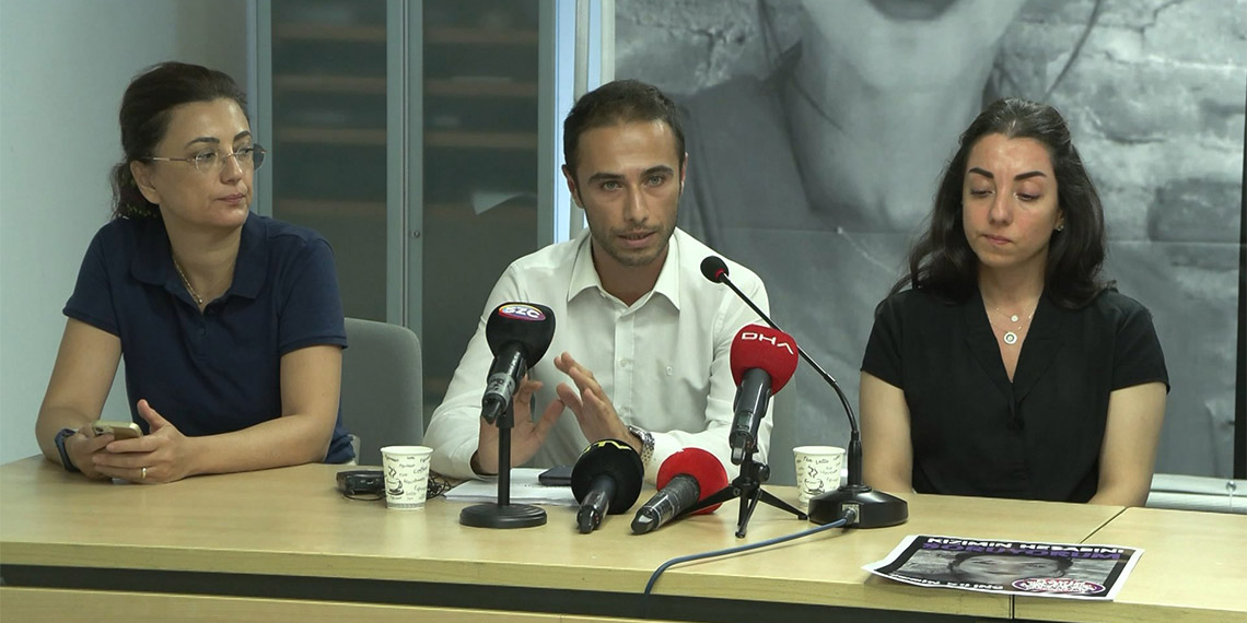 Eskişehir'in Odunpazarı ilçesinde 2022 yılında, 2'nci kattaki evinin penceresinden düşen Zerin Kılınç'ın annesi, "Yavrumun arkasındayım, kanı yerde kalmasın, Ben yavruma doyamadım, o da yavrusuna doyamadı. Adalet istiyorum, adalet" dedi.