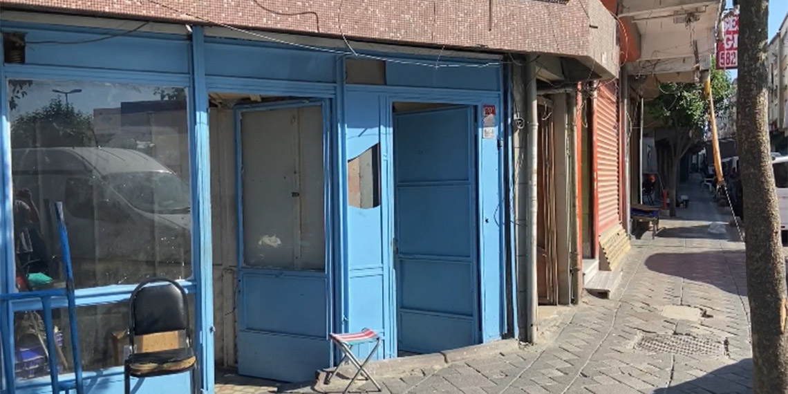 Zeytinburnu'nda kahvehaneye silahlı saldırı düzenlendi. Otomobille kahvehanenin önüne gelen şüpheli 5-6 el ateş ettikten sonra olay yerinden kaçtı. Saldırı anı güvenlik kamerasına yansıdı.