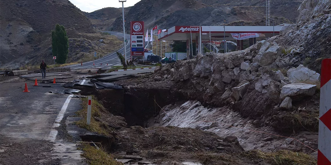 Aksaray'da sele kapılan otomobildeki 2 çocuk annesi gülseren en'in (53) öldüğü, 14 kişinin kurtulduğu selde kaybolan asel bebek aranıyor.