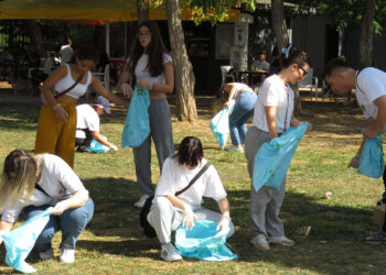 200 gönüllü, Moda Sahili'nde temizlik yaptı