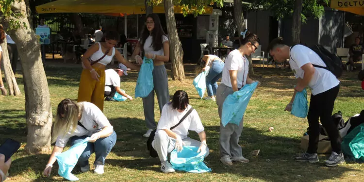 200 gönüllü, moda sahili'nde temizlik yaptı