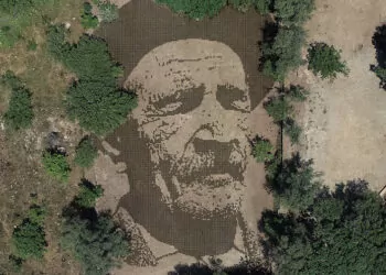 25 bin avuç toprakla aşık veysel'in dev portresi yapıldı