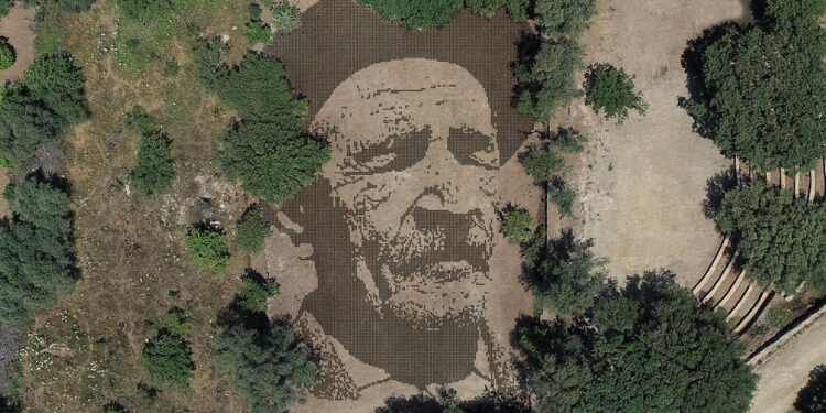 25 bin avuç toprakla Aşık Veysel'in dev portresi yapıldı