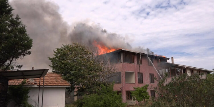 3 katlı binanın çatısında yangın, katlara da sıçradı