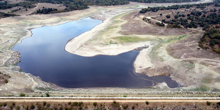 3 köyün sulu tarım yaptığı gölet, kuruma noktasına geldi