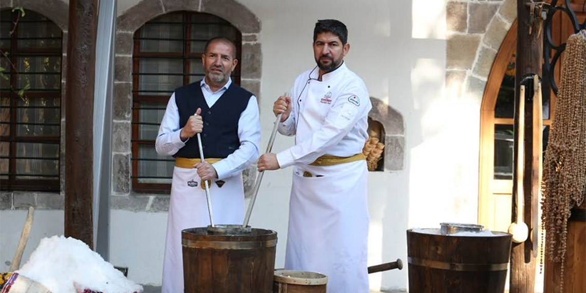 Kahramanmaraş’ta 6 Şubat’ta meydana gelen ilk depremde yıkılan, 35 kişinin öldüğü Ezgi Apartmanı’nın zemin katındaki pastanede kolon kestiği tespit edilip, son hazırlanan bilirkişi raporunda asli kusurlu bulunan işletmeciler Sami Kervancıoğlu (57) ile Mustafa Pekel (47) hakkında tutuklamaya yönelik yakalama kararı çıkartıldı.