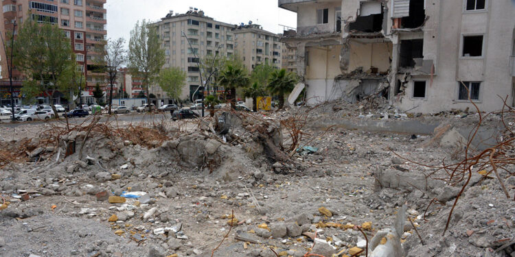 35 kişinin öldüğü Ezgi Apartmanı soruşturmasında 2 yakalama kararı