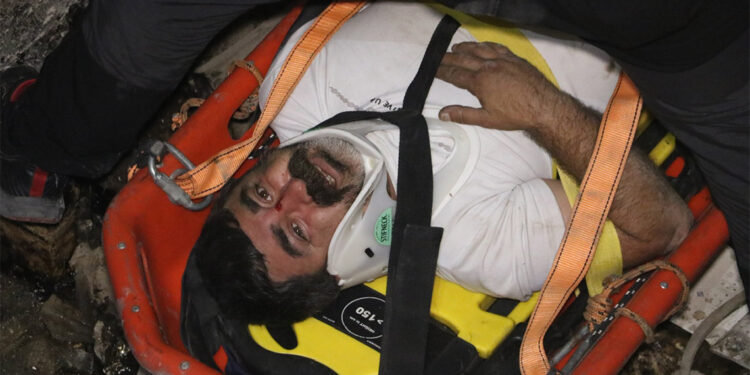 3'üncü kattan asansör boşluğuna düştü, itfaiye kurtardı