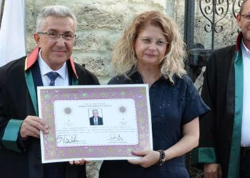 40 yıl önce bıraktığı fakülteyi bitirip, 63 yaşında avukat oldu