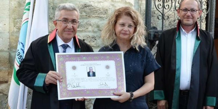 40 yıl önce bıraktığı fakülteyi bitirip, 63 yaşında avukat oldu