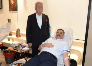 40'ıncı kez kan bağışında bulunan Vali Çiftçi'ye altın madalya