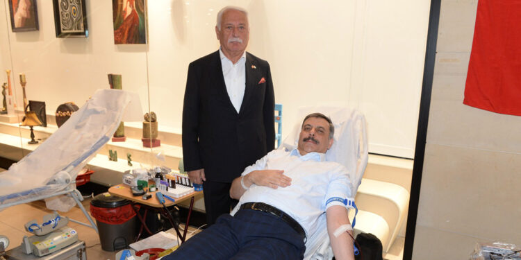 40'ıncı kez kan bağışında bulunan Vali Çiftçi'ye altın madalya
