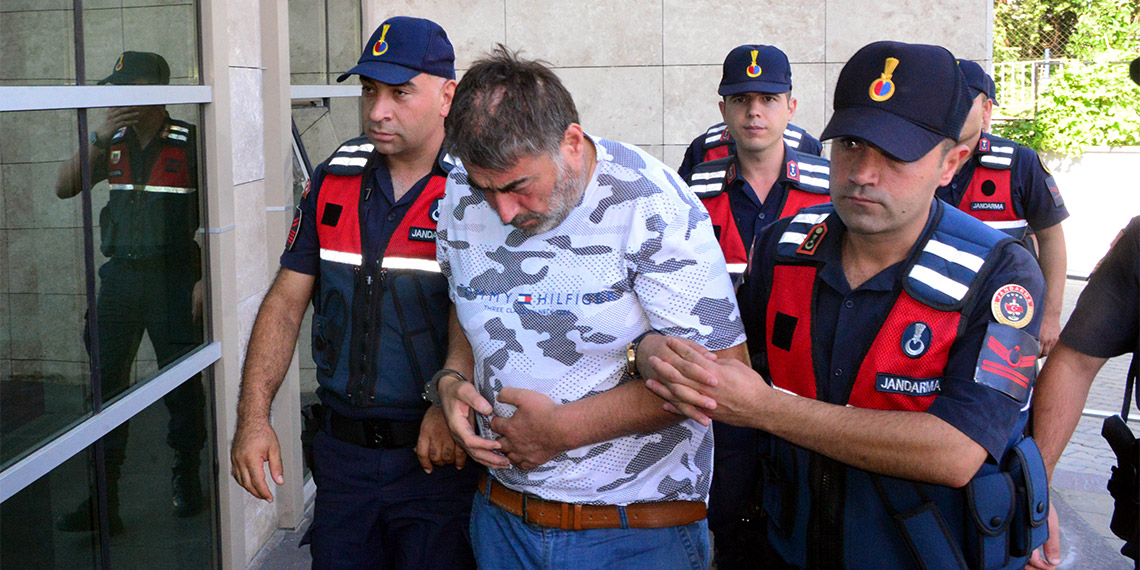 Cenaze namazına hazırlanan kalabalığın arasına dalan sürücü adliyede