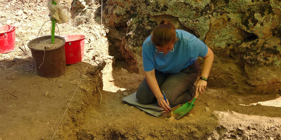 Çanakkale'de Paleolitik dönem (Eski/Kaba/Yontma Taş Çağı) insanlarının göçlerine ışık tutacak olan 86 bin yıllık İnkaya Mağarası'nda buluntu sayısı, 4 yılda 15 bine ulaştı.