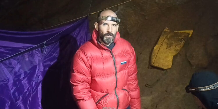 ABD'li araştırmacının mağaradan çıkışı için son 400 metre