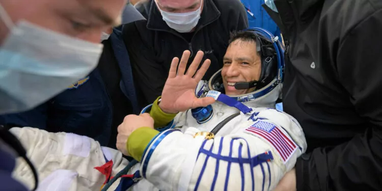 Abd’li astronot frank rubio, uzayda geçirdiği gün ile tarihe geçti