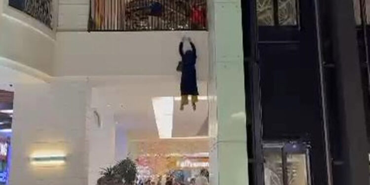 AVM'nin 3'üncü katından atlayan Fatmanur, öldü