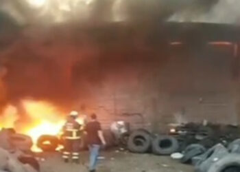 Adana'da atık lastik deposunda yangın