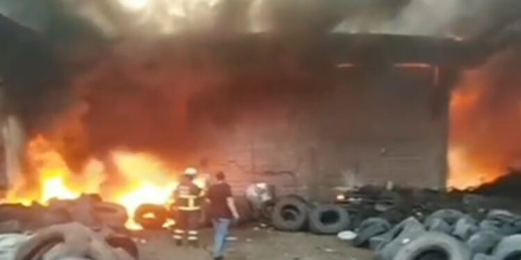 Adana'da atık lastik deposunda yangın