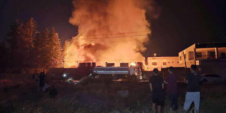 Adana'da, palet imalathanesinde çıkan yangın korkuttu