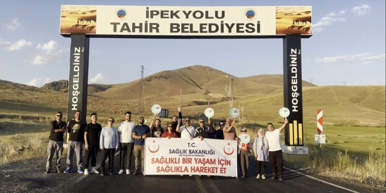 Ağrı'da, tarihi İpek Yolu'nda 16 kilometrelik sağlık yürüyüşü