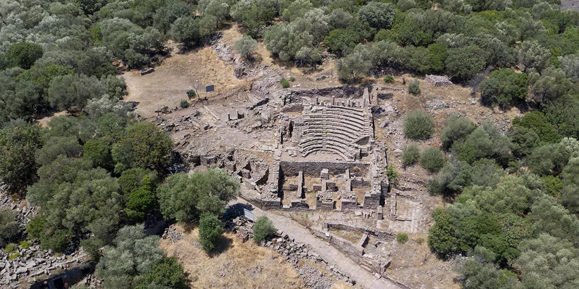 Aigai antik kenti'nde 2 bin 500 yıllık kandiller bulundu