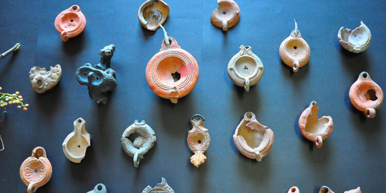 Aigai Antik Kenti'nde 2 bin 500 yıllık kandiller bulundu