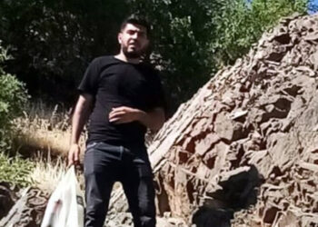 Ailesiyle kavga edenleri ayırırken vurulan polis, öldü