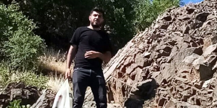 Ailesiyle kavga edenleri ayırırken vurulan polis, öldü