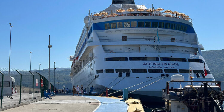 Amasra'da kruvaziyerden inen Ruslar denize girdi