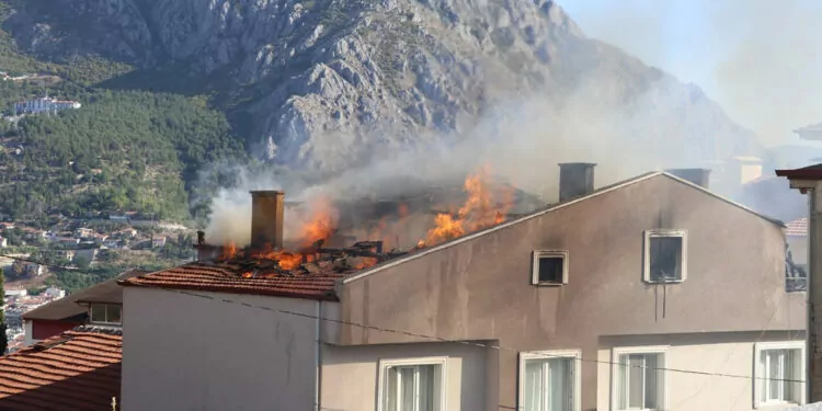Amasya'da 4 katlı binanın çatı katında yangın