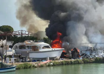 Antalya'da ormanda çıkan yangın, teknelere sıçradı 