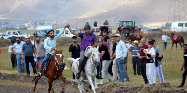 Ardahan'da rahvan at yarışları yapıldı