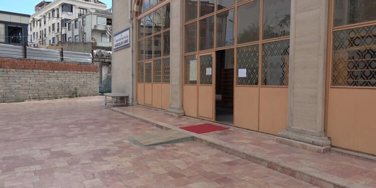 Arnavutköy'de cami cemaati avluda bebek buldu 