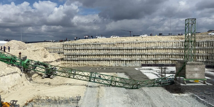 Arnavutköy’de inşaat alanında vinç devrildi: 1 ölü