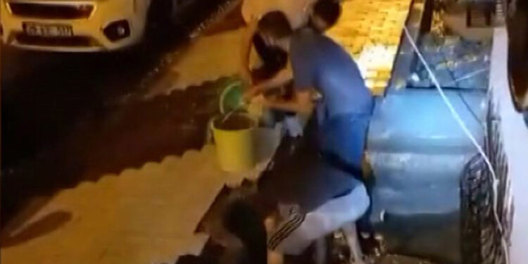 Arnavutköy'de yağışla birlikte bodrum katları su bastı