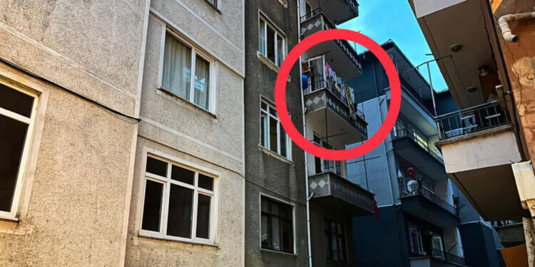 Artvin'de, balkondan düşen depremzede çocuk öldü