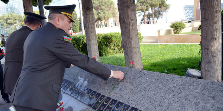 Askerler, Türk askerlerin Bakü'deki şehitliğine çelenk koydu