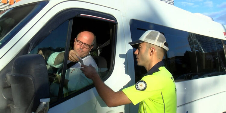 Ataşehir'de okulların açıldığı ilk gün servislere denetim