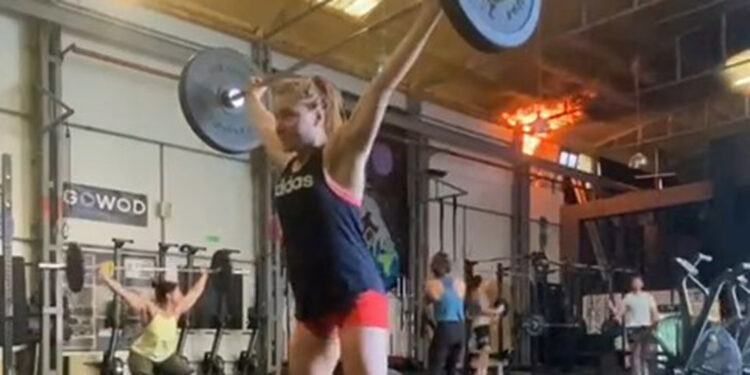 Ataşehir'de spor salonundaki yangının çıkış anı