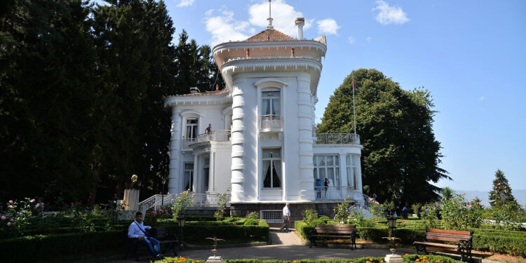 Atatürk Köşkü'ndeki eksik mobilyaların da replikası yapıldı