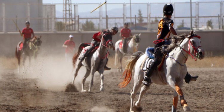 Atlı ciritçiler, birinci lige çıkmak için tozu dumana kattı