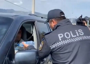 Azerbaycan polisinden Karabağ'daki Ermeni sivillere yardım