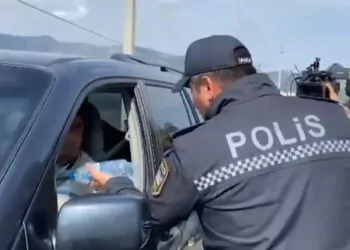 Azerbaycan polisinden karabağ'daki ermeni sivillere yardım