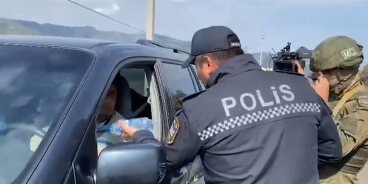 Azerbaycan polisinden Karabağ'daki Ermeni sivillere yardım