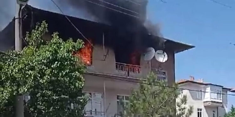 Babası harçlık vermeyince evi yaktı